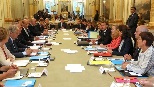 Pour sa communication, Macron se replie sur son premier cercle de fidèles