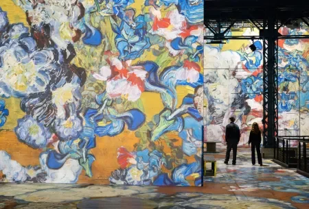 Visiteurs contemplant une œuvre immersive à l'Atelier des Lumières