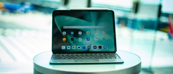 La OnePlus Pad accompagnée de ses accessoires : clavier et stylet.