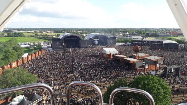 Le public du Hellfest 2022 levant les bras entre les deux scènes MAINSTAGE lors du concert de The Offspring.