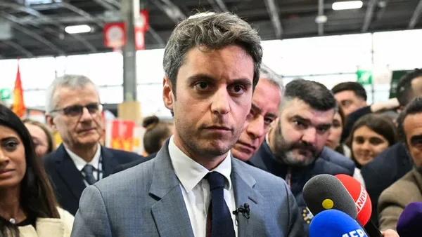 Gabriel Attal au centre d'une conférence de presse très fréquentée.