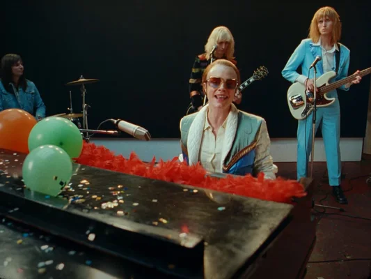 Cara Delevingne incarnant Elton John dans le clip de la pop star.
