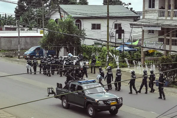Forces de l'ordre en tenue anti-émeute déployées dans une rue du Cameroun.