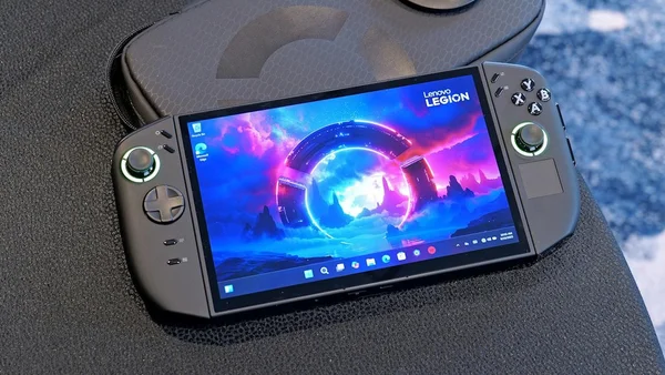 La Lenovo Legion Go posée sur un support avec sa housse de transport visible en arrière-plan.
