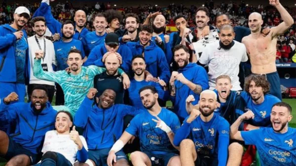 Photo d'équipe des participants au Eleven All Star 2 dans le stade.