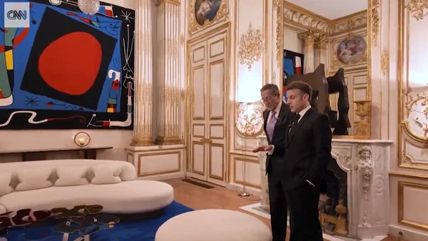 Un intérieur richement décoré du palais de l'Élysée montré lors d'une visite guidée accordée par Emmanuel Macron à une chaîne américaine.
