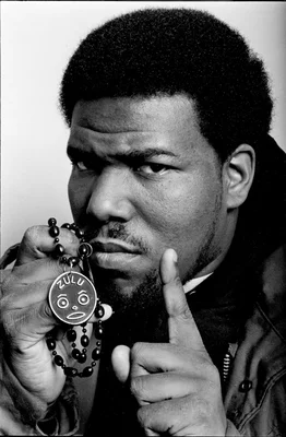 Afrika Bambaataa en 1983, affichant une grande afro et portant un collier 'ZULU'.