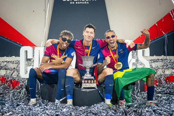 Portrait de Lamine Yamal en maillot du FC Barcelone dans l'enceinte du stade.