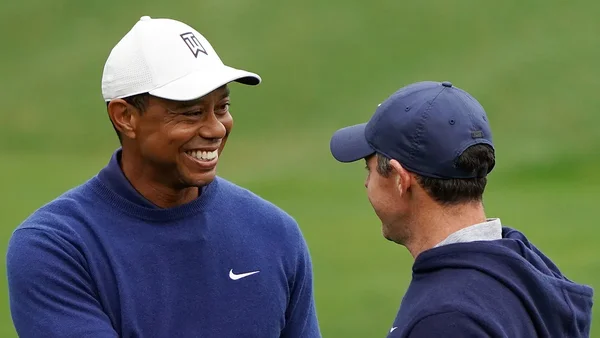 Tiger Woods félicite Rory McIlroy sur le parcours après sa victoire historique.