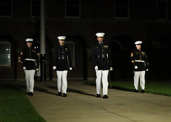 Marines américains en uniforme de cérémonie lors d'un défilé le 6 juin 2025, où John Phelan était l'invité d'honneur.