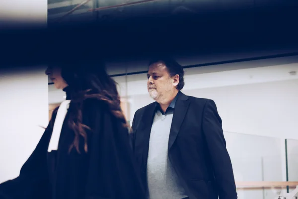 Christophe Ruggia accompagné de son conseil lors de son procès à Paris.