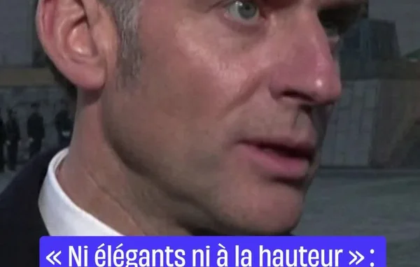 Emmanuel Macron en gros plan avec un texte superposé en bleu en bas de l'image.