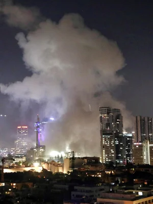 Une colonne de fumée s'élève au-dessus du quartier du ministère de la Défense à Tel-Aviv.