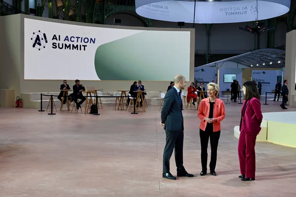 Jean-Noël Barrot, Ursula von der Leyen et Clara Chappaz lors du sommet AI Action Summit à Paris.