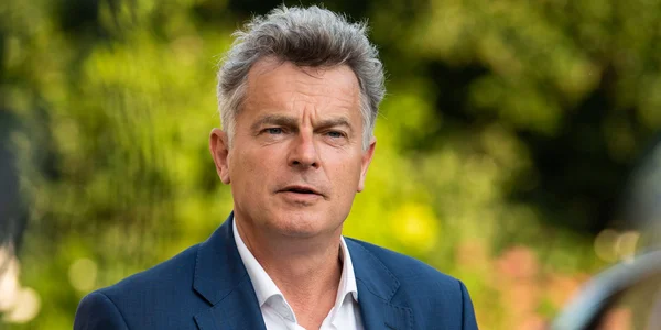 Portrait de Fabien Roussel dans un cadre extérieur.