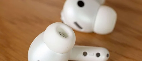 Une femme dans un SUV semblant souffrir du mal des transports, la main devant la bouche.