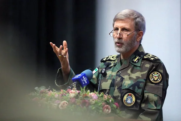 Le chef des forces armées iraniennes déclarant que ses troupes sont en état d'alerte maximale.