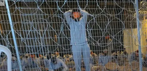 Enfants palestiniens de Gaza partageant un repas avec une femme dans un espace précaire.
