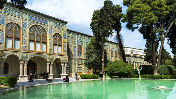 Le palais historique du Golestan bordé par un bassin à turquoise et des jardins paysagers.