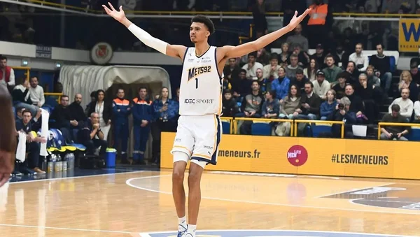 Victor Wembanyama célébrant sur le terrain de basketball.