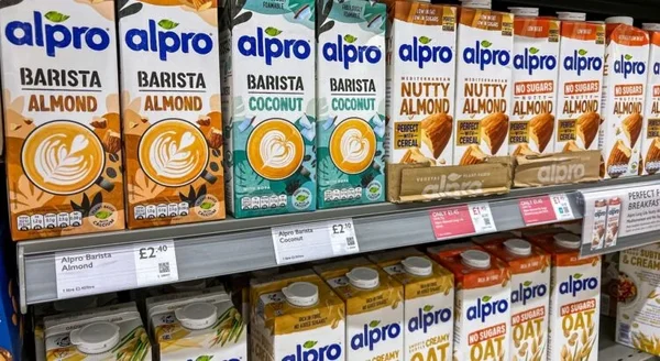Rayonnage de laits d'amande et autres boissons végétales Alpro.