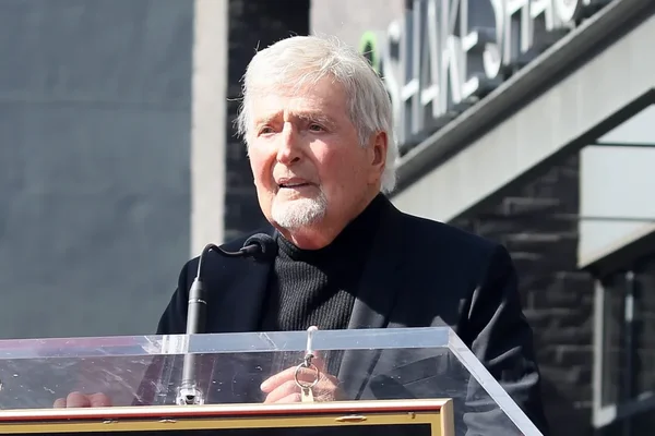 Sid Krofft lors d'une apparition publique devant un pupitre.