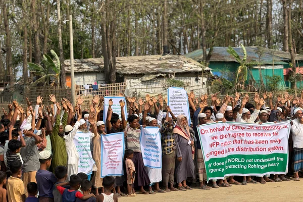Réfugiés rohingyas manifestant dans un camp au Bangladesh contre la réduction de l'aide alimentaire du PAM.
