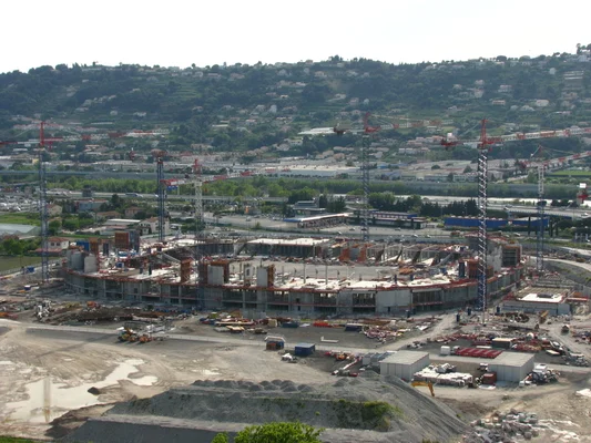 Le chantier du Nice Stadium tel qu'il apparaissait en avril 2012.