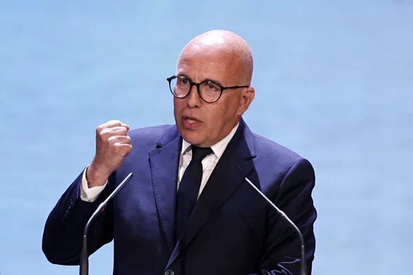 Éric Ciotti s'exprimant avec détermination après avoir pris la tête des municipales à Nice.