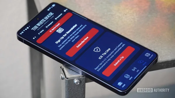 L'interface de l'application officielle de la Maison-Blanche affichée sur un smartphone, avec notamment une ligne de signalement ICE
