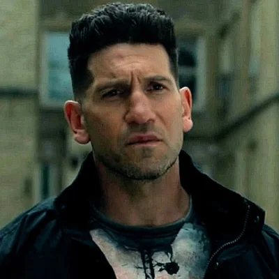 Jon Bernthal incarnant Frank Castle, le visage sérieux, vêtu de son costume emblématique