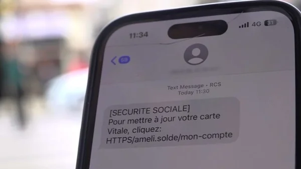Un SMS frauduleux de la Sécurité sociale sur l'écran du téléphone du journaliste Marc de Chevigny.