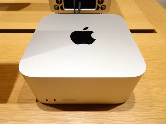 Le Mac Studio exposé à l'Apple Store de Marunouchi à Tokyo.