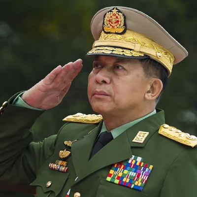 Le général Min Aung Hlaing saluant en uniforme cérémonial.