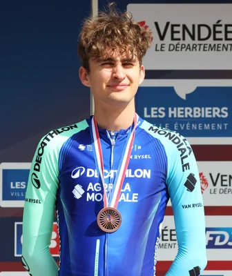Paul Seixas sur le podium lors des Championnats de France de cyclisme 2025 aux Herbiers.