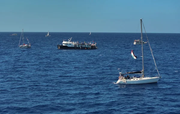 Navires de la flottille humanitaire pour Gaza interceptés par la marine israélienne en pleine mer.
