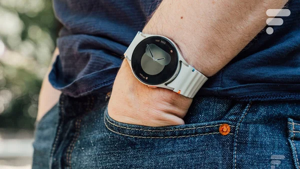 Montre Galaxy Watch 7 portée au poignet sur un vêtement bleu