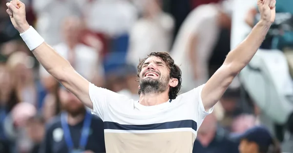 Valentin Vacherot acclamé par la foule après son triomphe sur le court.