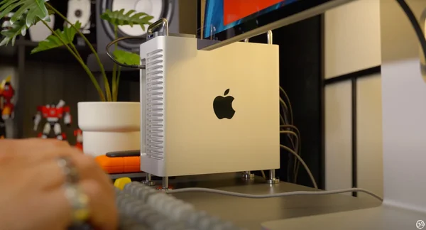 Un Apple Mac Pro installé sur un bureau de travail