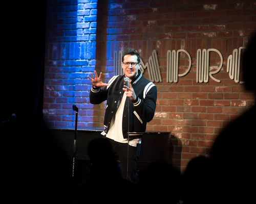 Dan Levy se produisant sur scène à l'Imperial de Hollywood en avril 2018.