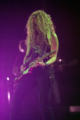 Shakira jouant de la guitare lors d'un concert à Rio de Janeiro.