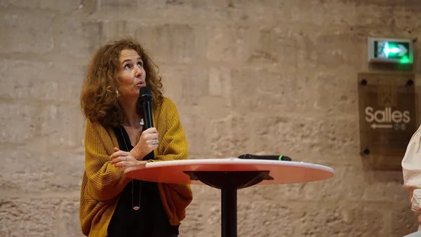 Intervenante du Frames Pro prenant la parole devant une table ronde.