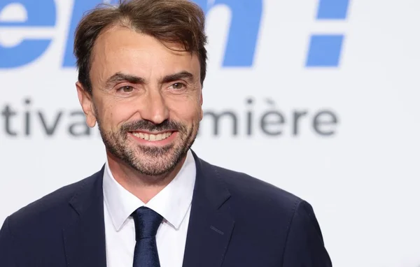 Gros plan sur le visage de Grégory Doucet, maire de Lyon, en chemise claire