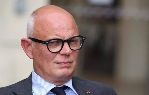 Édouard Philippe en costume et cravate, s'exprimant sur l'inexpérience de Bardella à Matignon.