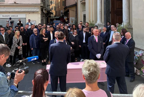 Les proches et les fans rassemblés autour du cercueil rose lors des obsèques de Loana Petrucciani à Nice.
