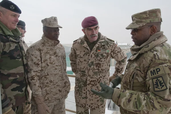 Michel Yakovleff s'exprimant lors d'une conférence de presse derrière un podium.