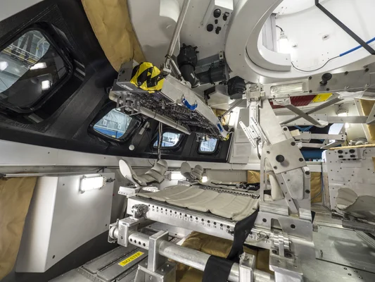 Concept de salon futuriste et lumineux pour navire spatial touristique.