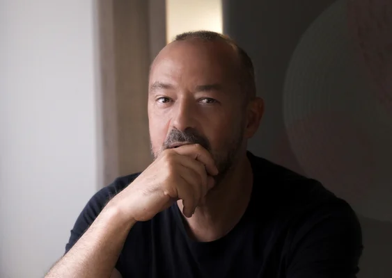Stéphane Carlier, la bonne surprise de la rentrée littéraire, photographed dans une pose réfléchie.