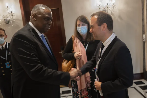 Sébastien Lecornu et Lloyd J. Austin III lors d'une rencontre officielle au Dialogue de Shangri-La à Singapour.