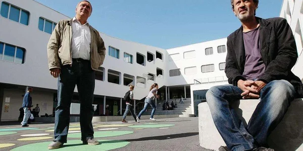 Vue de la cour du nouveau Collège Aliénor d'Aquitaine à Bordeaux.
